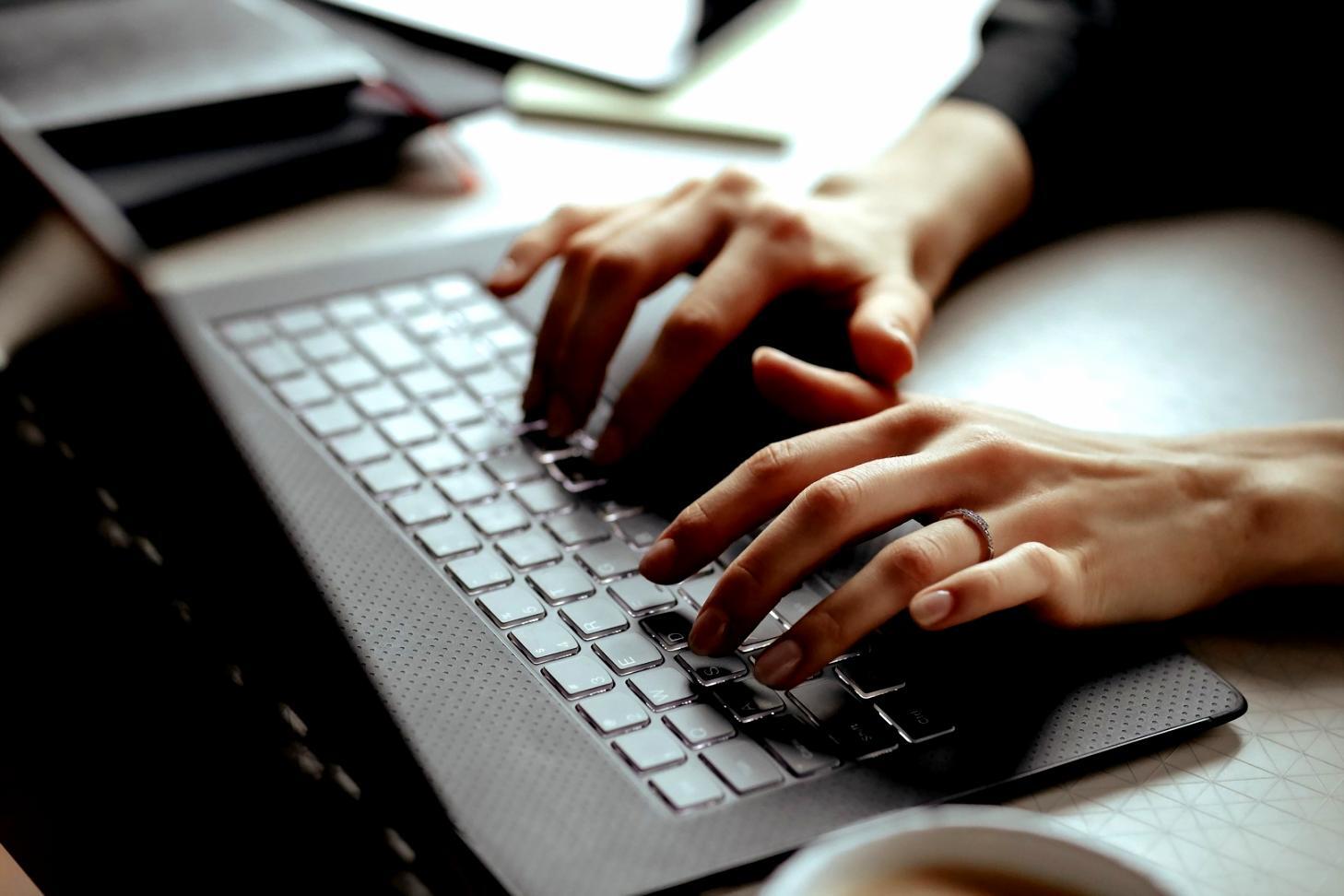 Espacio de trabajo con materiales sobre RGPD